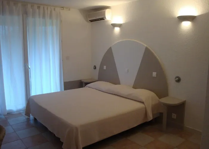 Otel Domaine De Caranella 3*