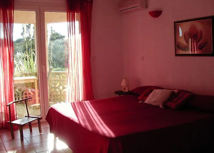 Otel Domaine De Caranella